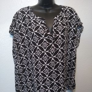 Old Navy Black and White Geo Pattern Rayon Blouse